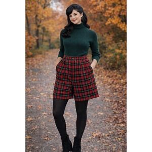 Vintage Sarah English women's red and green‎ plaid corduroy shorts size 10